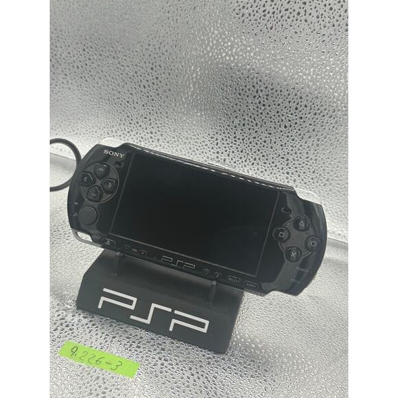 Black psp 3000 w/charger & new battery - Picture 2 of 9